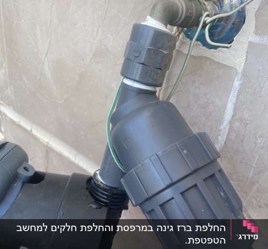 ברז מים עם חיבורים וצינורות פלסטיק
